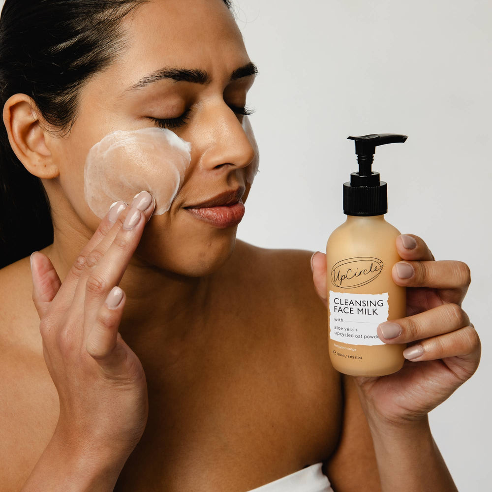 UpCircle Beauty UK - Eco Cleansing Face Milk with Aloe Vera + upcycled Oat Powder